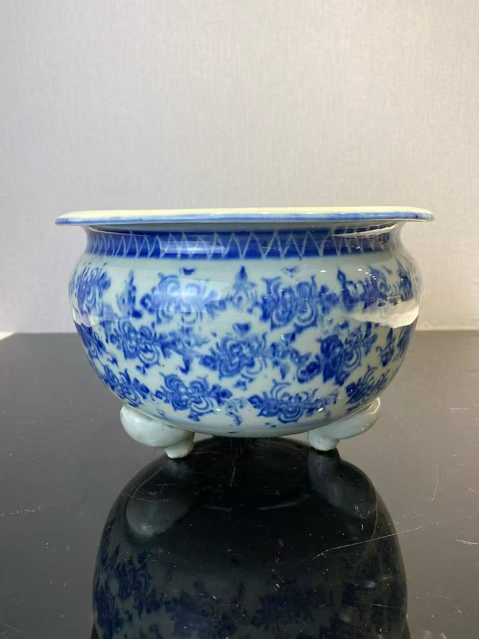 德化窑青花三足炉