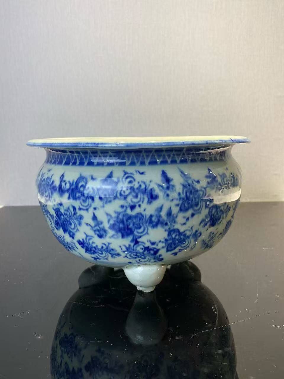 德化窑青花三足炉