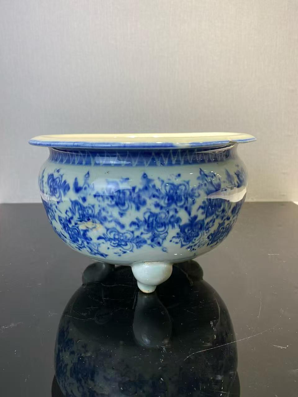 德化窑青花三足炉