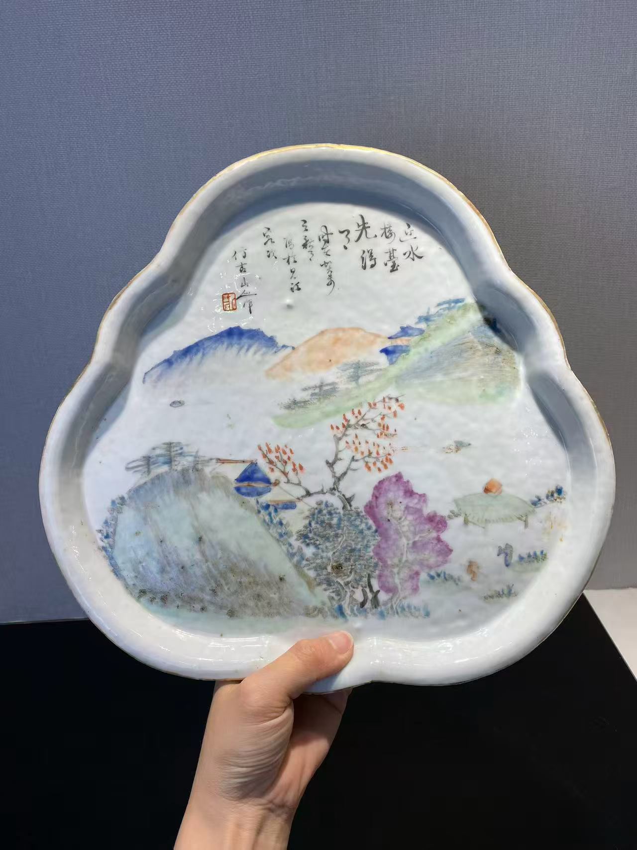 浅绛彩山水人物诗文茶盘 款：胡英章