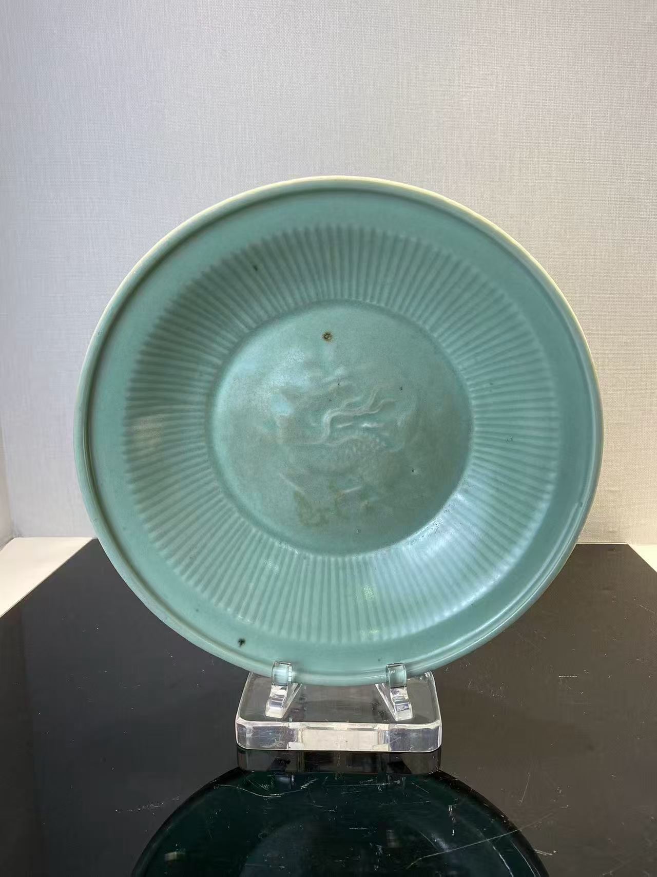 龙泉窑暗刻龙纹大盘