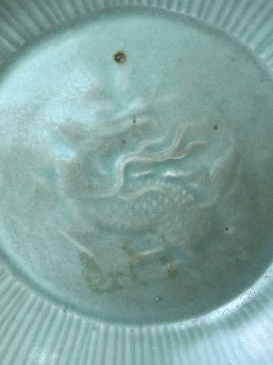龙泉窑暗刻龙纹大盘