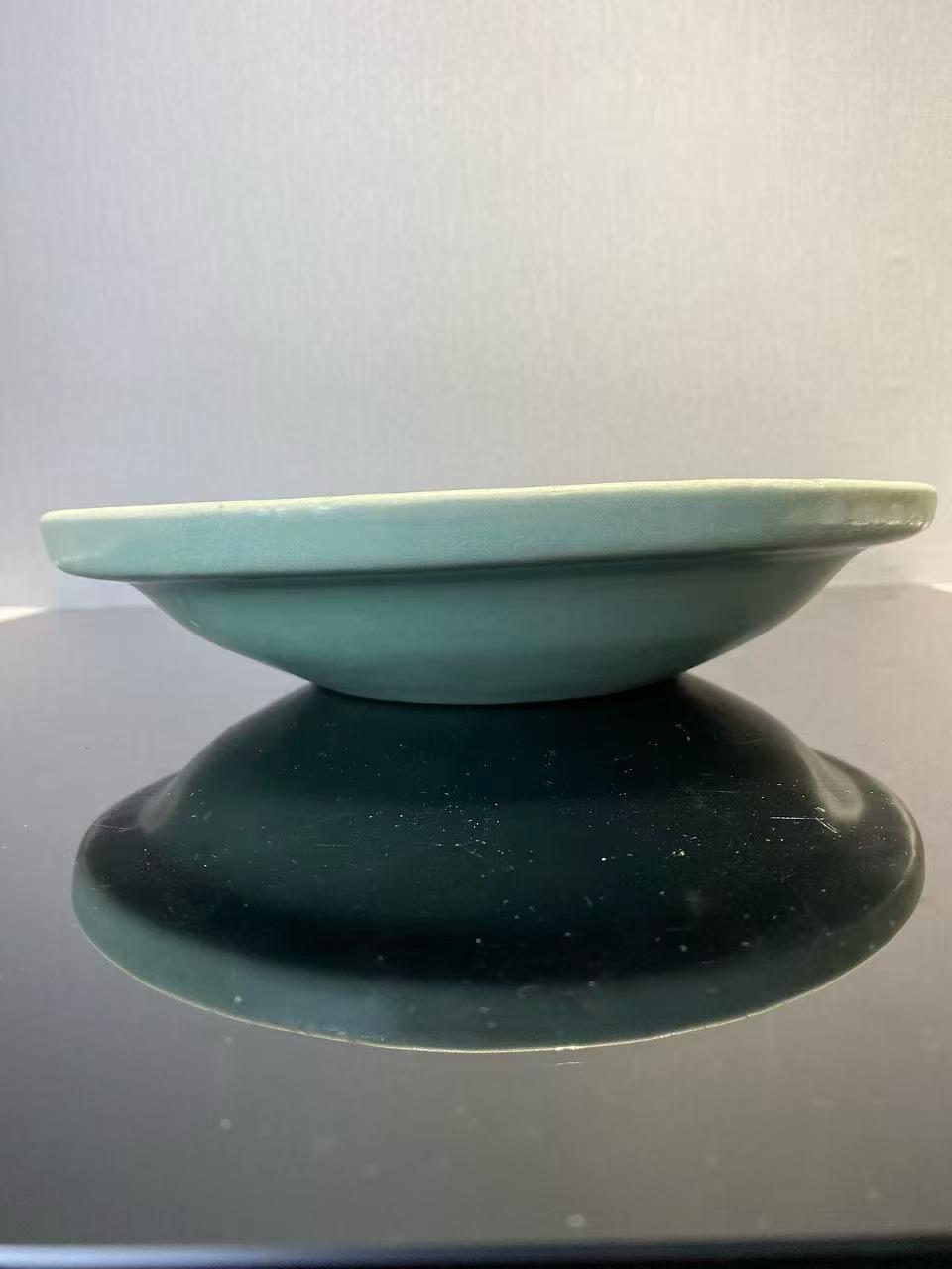 龙泉窑暗刻龙纹大盘