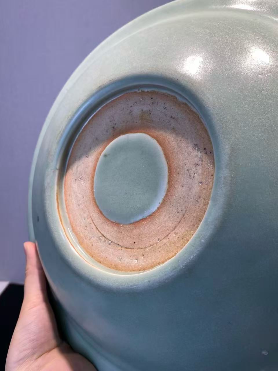 龙泉窑暗刻龙纹大盘