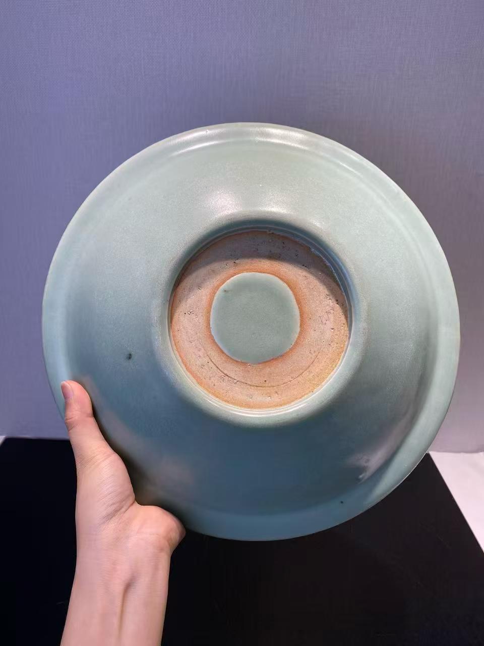 龙泉窑暗刻龙纹大盘