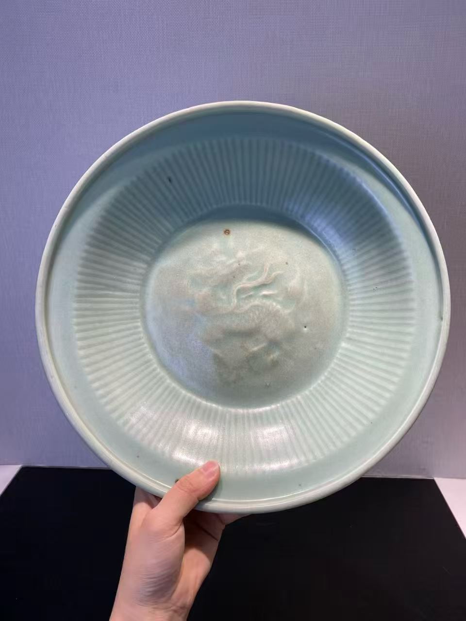 龙泉窑暗刻龙纹大盘