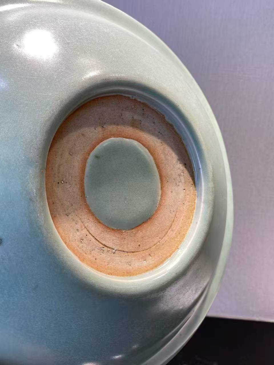 龙泉窑暗刻龙纹大盘