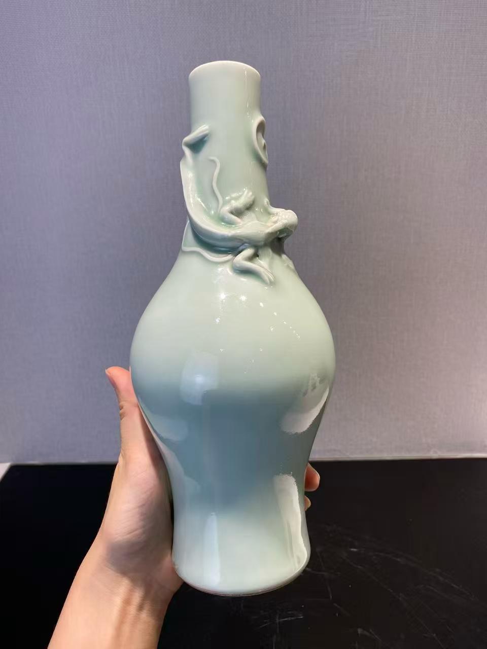 粉青釉捏塑螭龙纹瓶