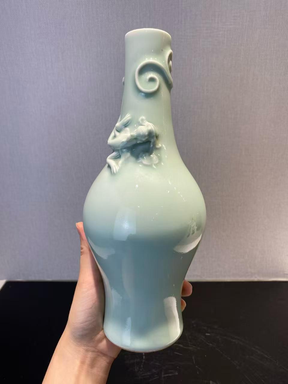 粉青釉捏塑螭龙纹瓶