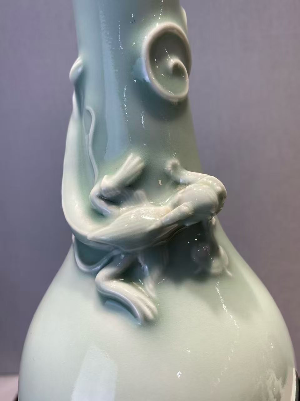 粉青釉捏塑螭龙纹瓶