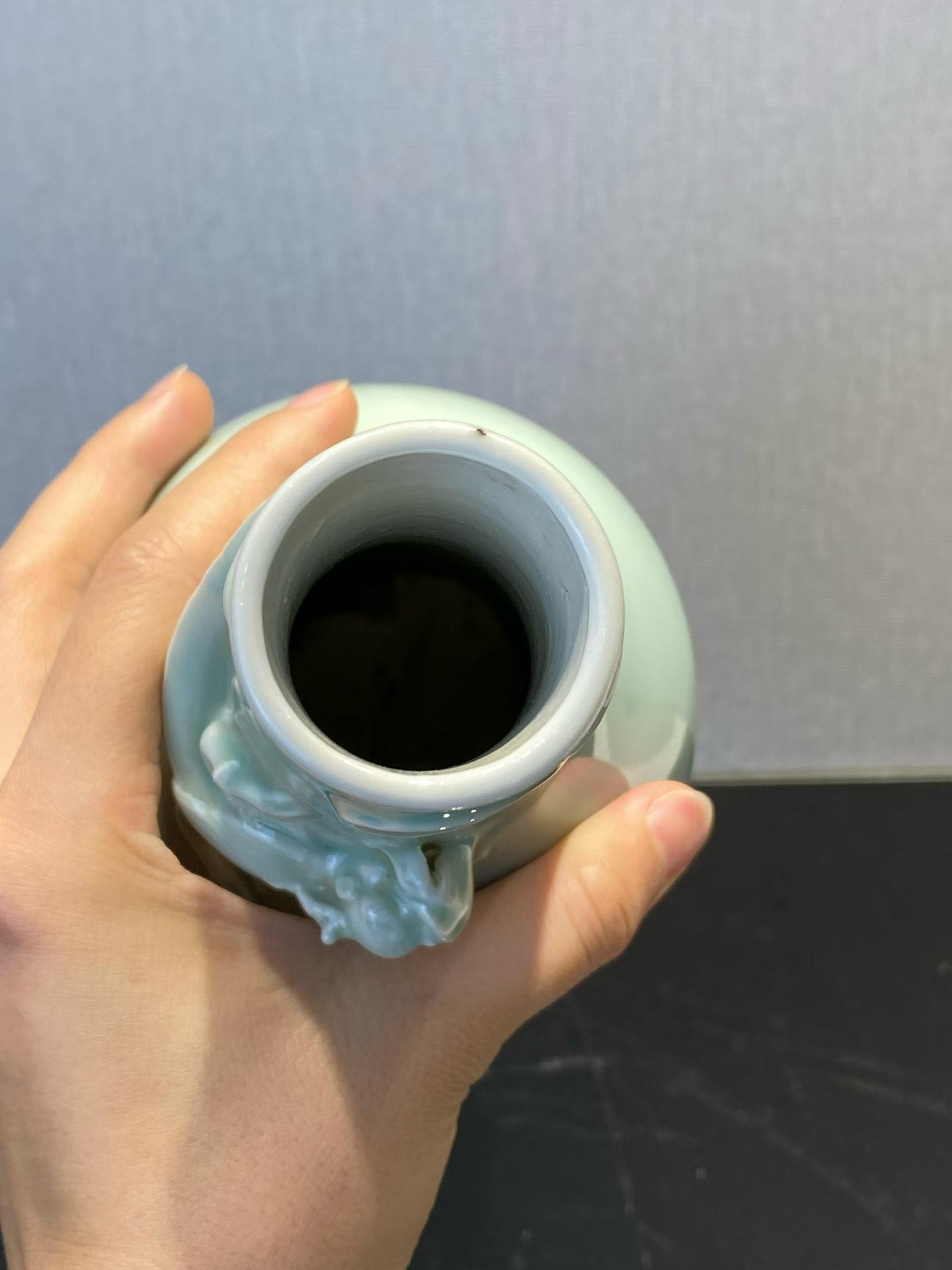 粉青釉捏塑螭龙纹瓶