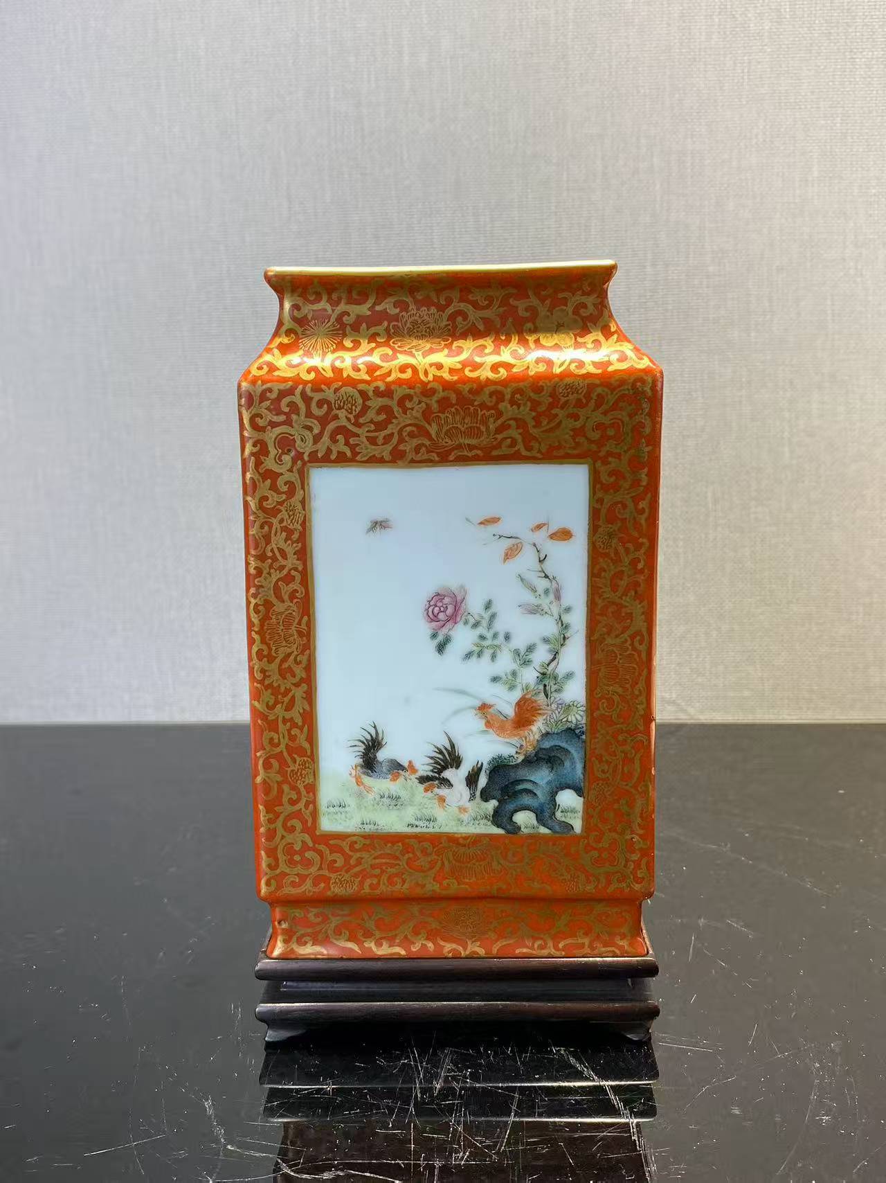 珊瑚红粉彩官上加官方瓶（带原装座） 款：大清乾隆年制