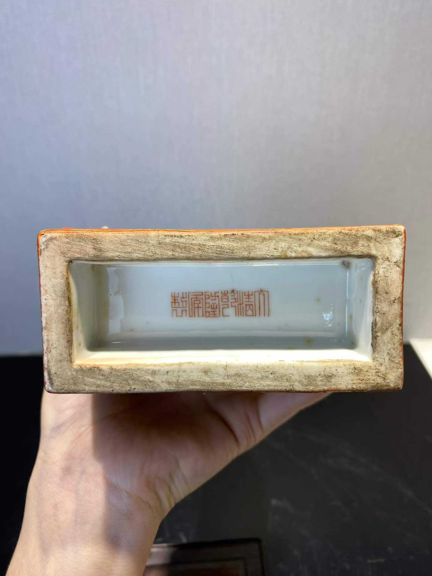 珊瑚红粉彩官上加官方瓶（带原装座） 款：大清乾隆年制