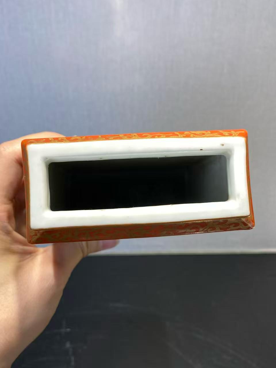 珊瑚红粉彩官上加官方瓶（带原装座） 款：大清乾隆年制