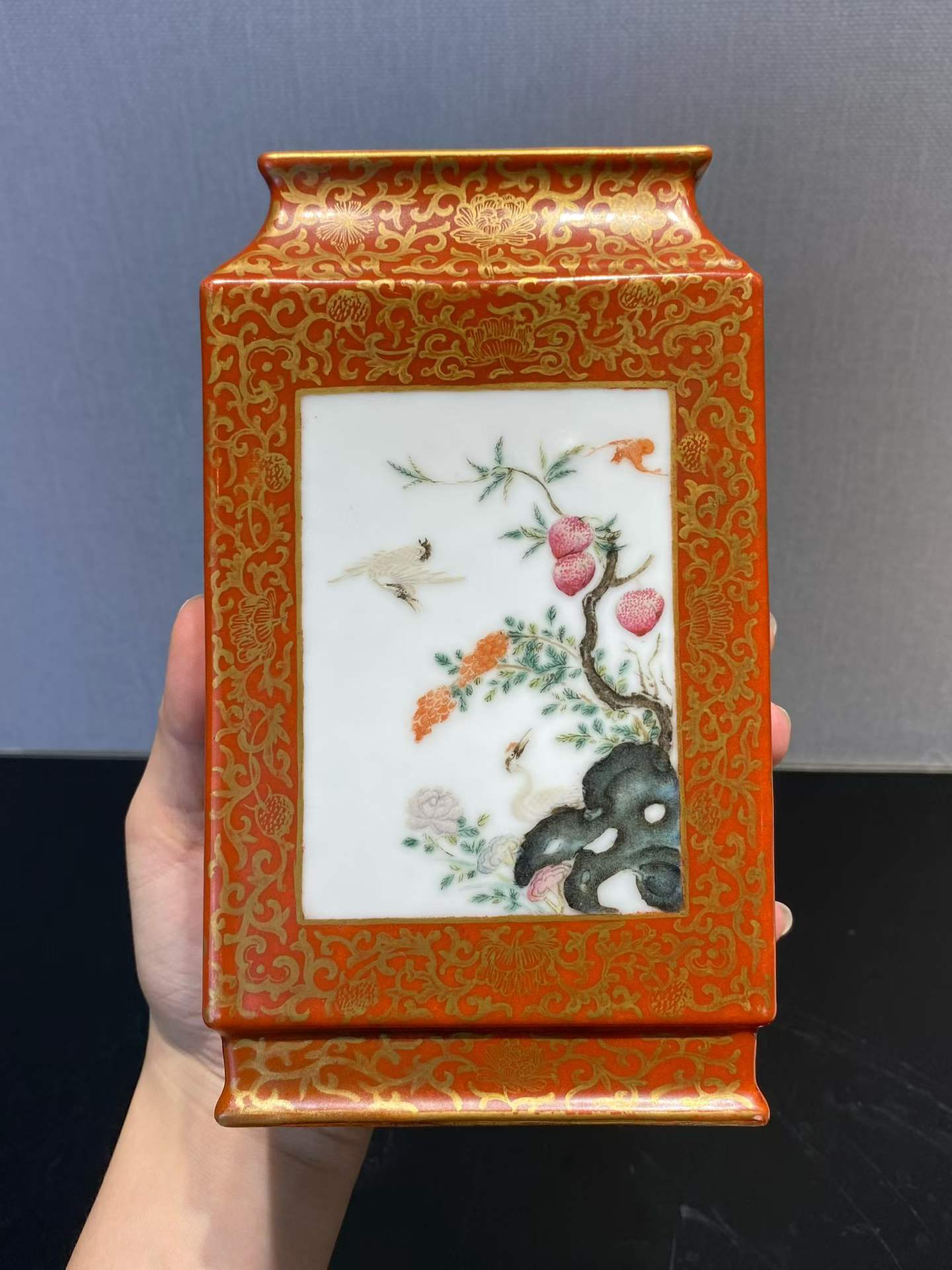 珊瑚红粉彩官上加官方瓶（带原装座） 款：大清乾隆年制