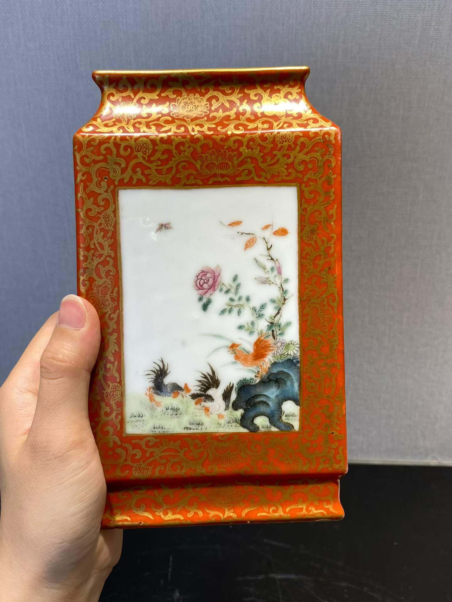 珊瑚红粉彩官上加官方瓶（带原装座） 款：大清乾隆年制