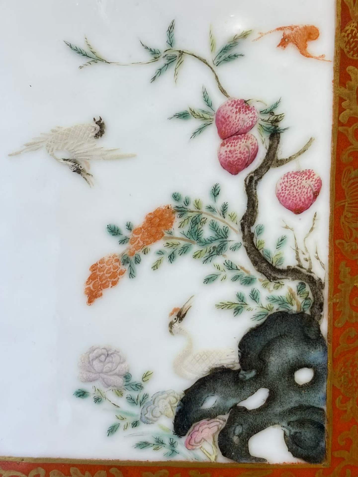 珊瑚红粉彩官上加官方瓶（带原装座） 款：大清乾隆年制