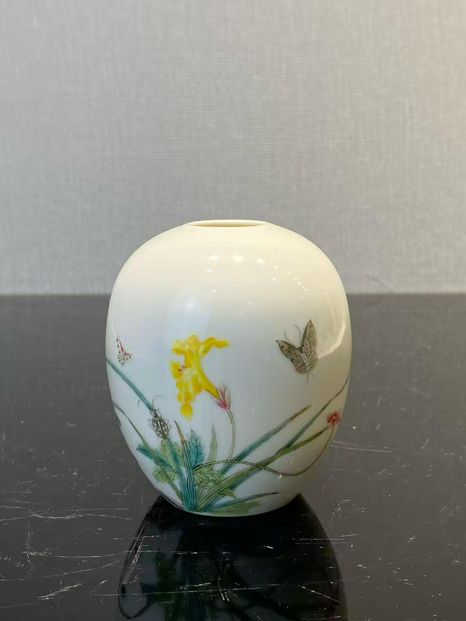 珐琅彩花虫诗文蛋形水盂 款：乾隆年制