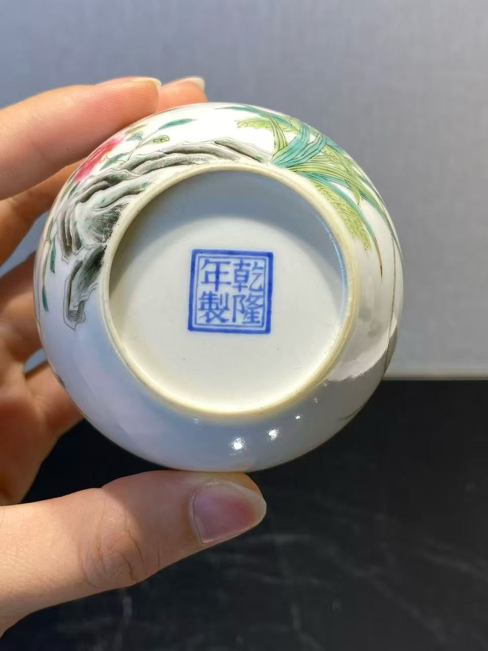 珐琅彩花虫诗文蛋形水盂 款：乾隆年制