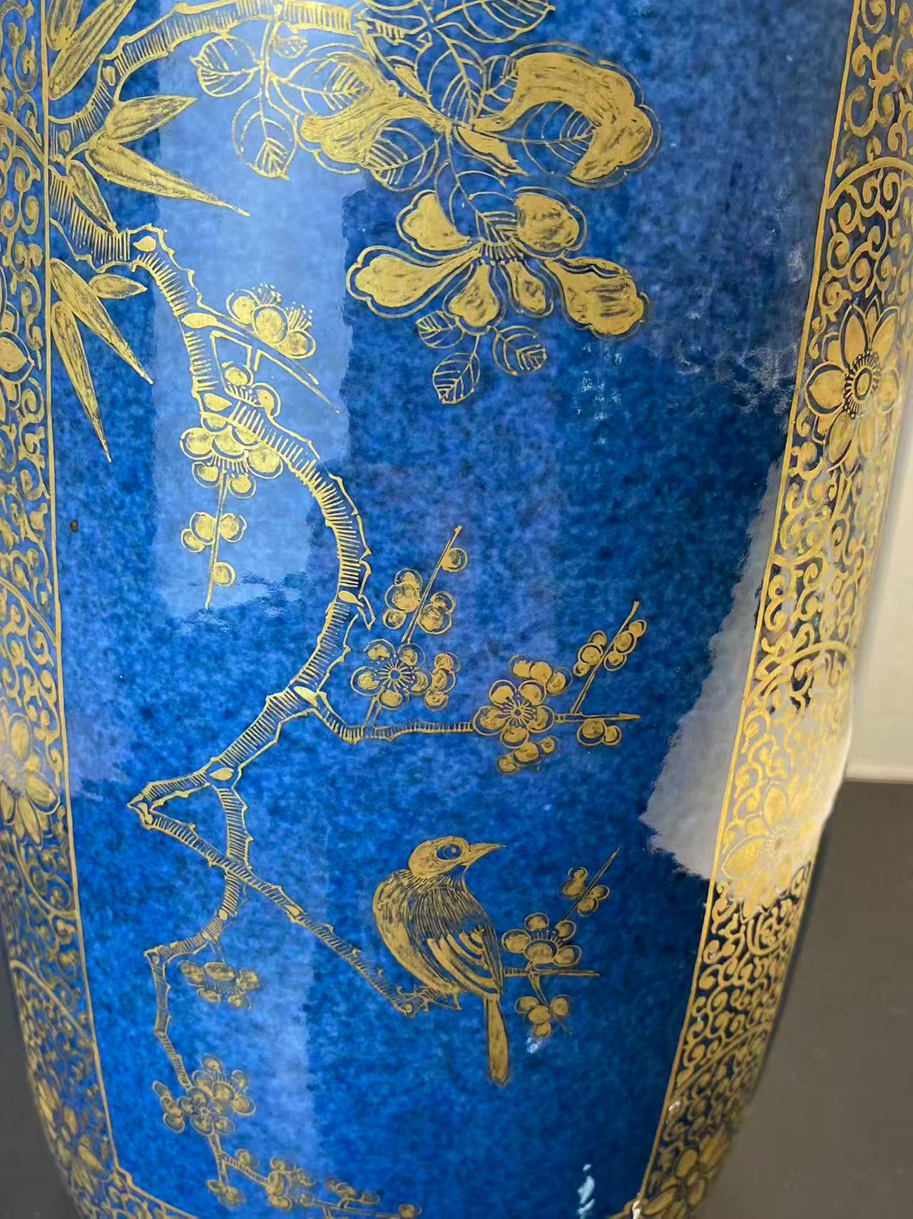 洒蓝地描金花鸟棒槌瓶