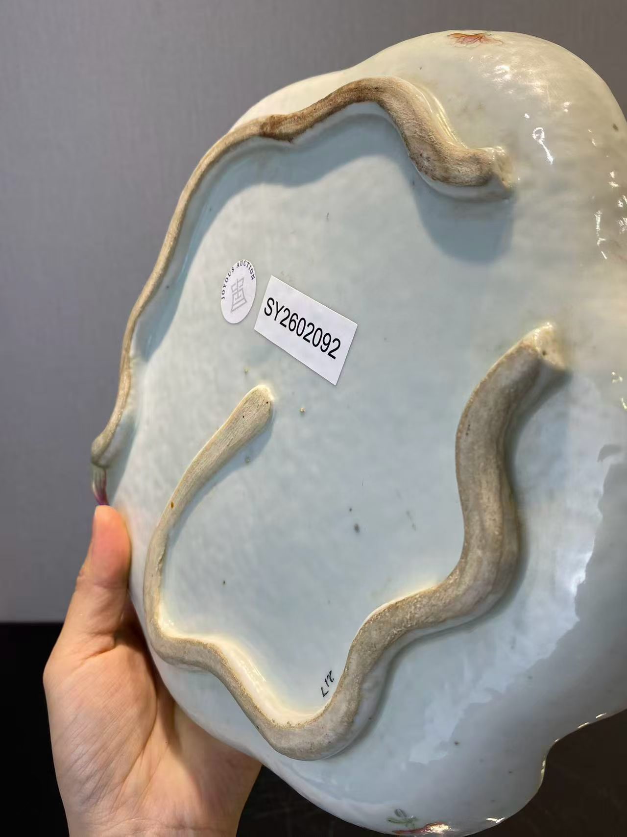 外粉彩折花内珊瑚红釉荷叶洗