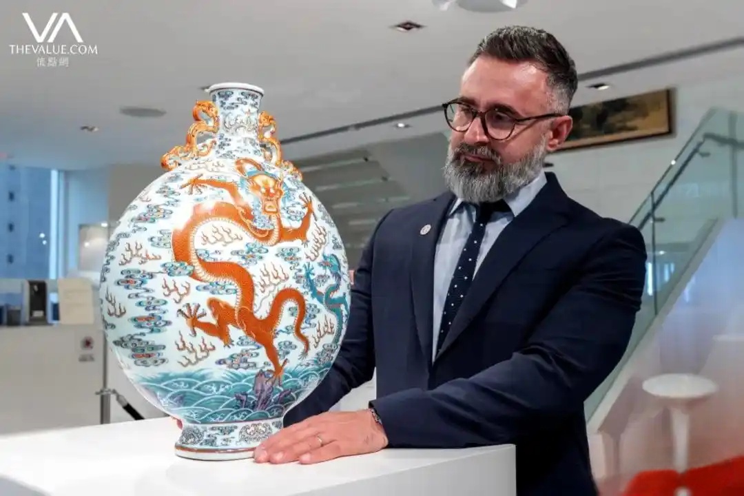 斗彩缠枝花卉梅瓶RMB 2,100万纽约佳士得领衔